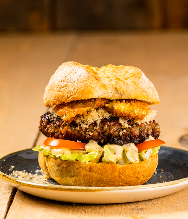 Burger met oude kaas en krokante augurk